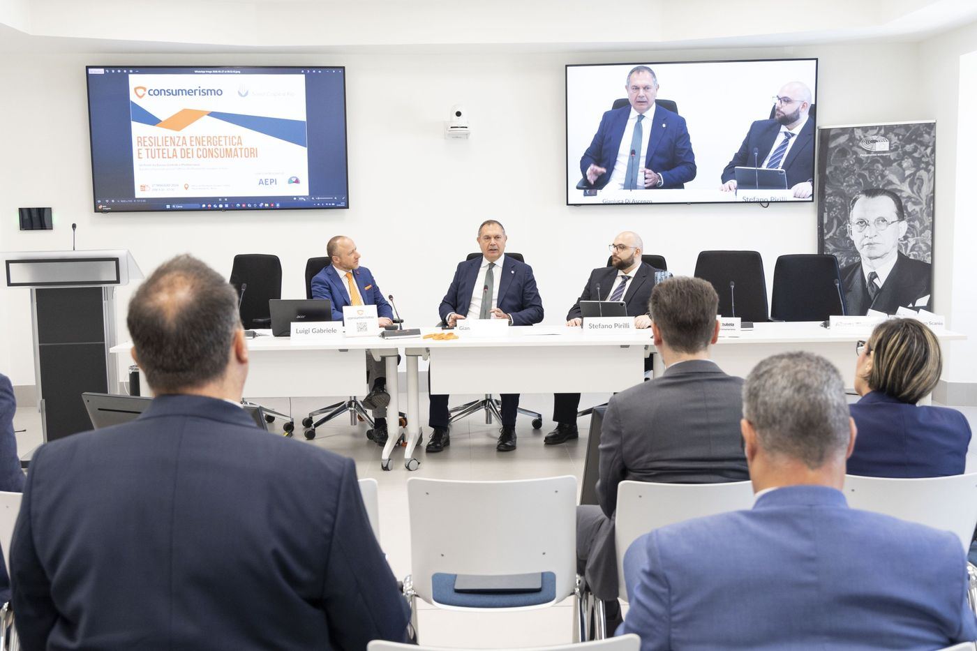 Il tavolo dei relatori dell'evento Resilienza Energetica presso l'Ufficio del Parlamento Europeo in Italia