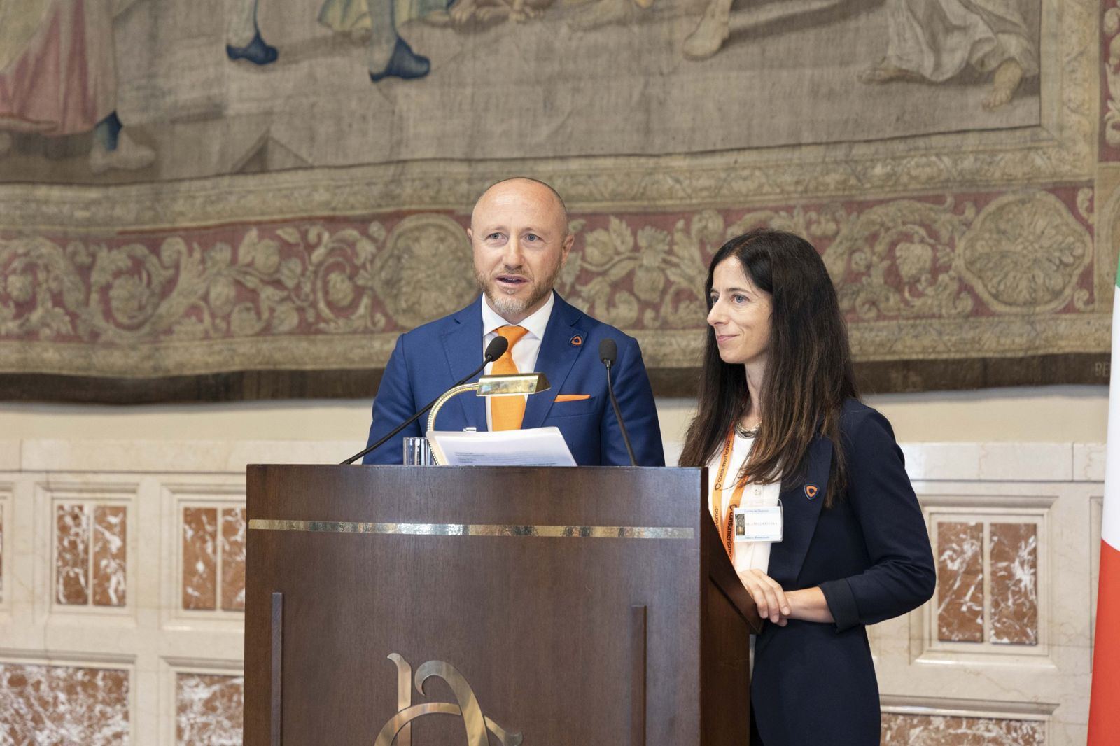 Un relatore e una relatrice di Consumerismo al leggio nella Sala della Regina della Camera dei Deputati, durante il corso per giornalisti