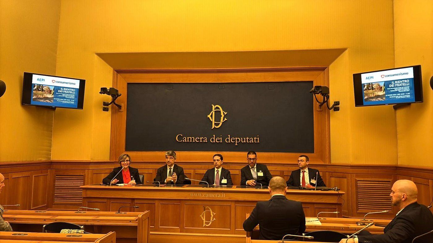 I relatori della conferenza Il Rientro dei Fratelli nella Sala Stampa della Camera dei Deputati