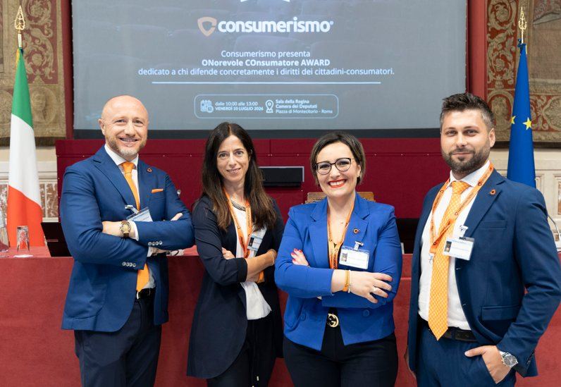 I quattro componenti del Consiglio Direttivo di Consumerismo nella Sala della Regina della Camera dei Deputati, durante l'ONorevole COnsumatore Award