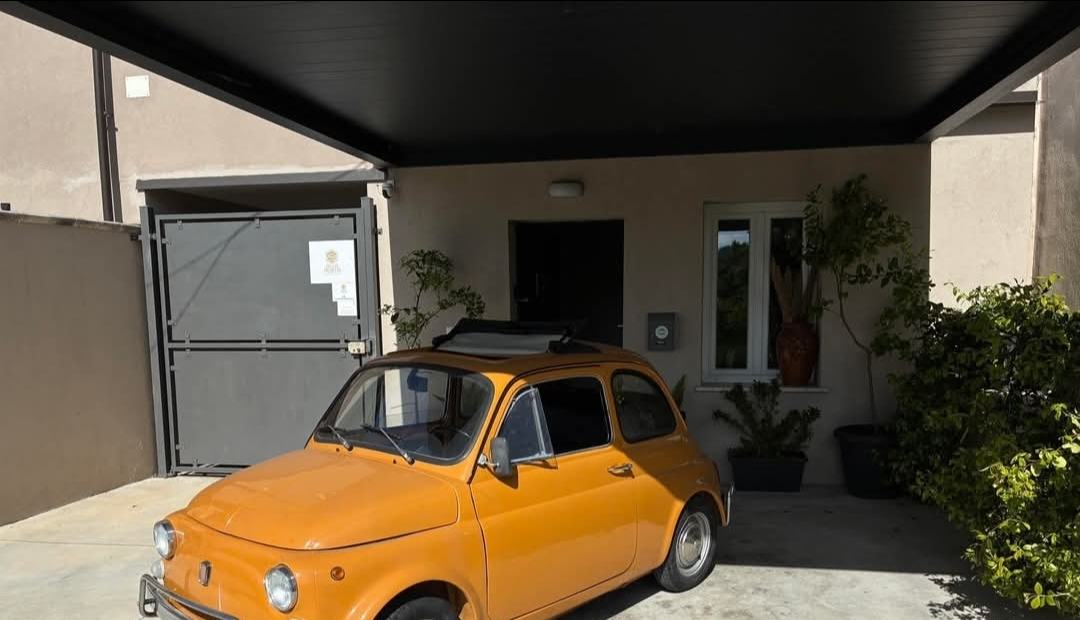 Una Fiat 500 d'epoca di colore arancione