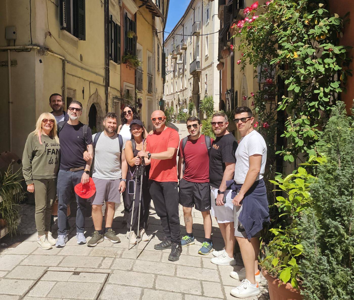 Il gruppo di Consumerismo in un vicolo di un borgo durante il Campus Nazionale
