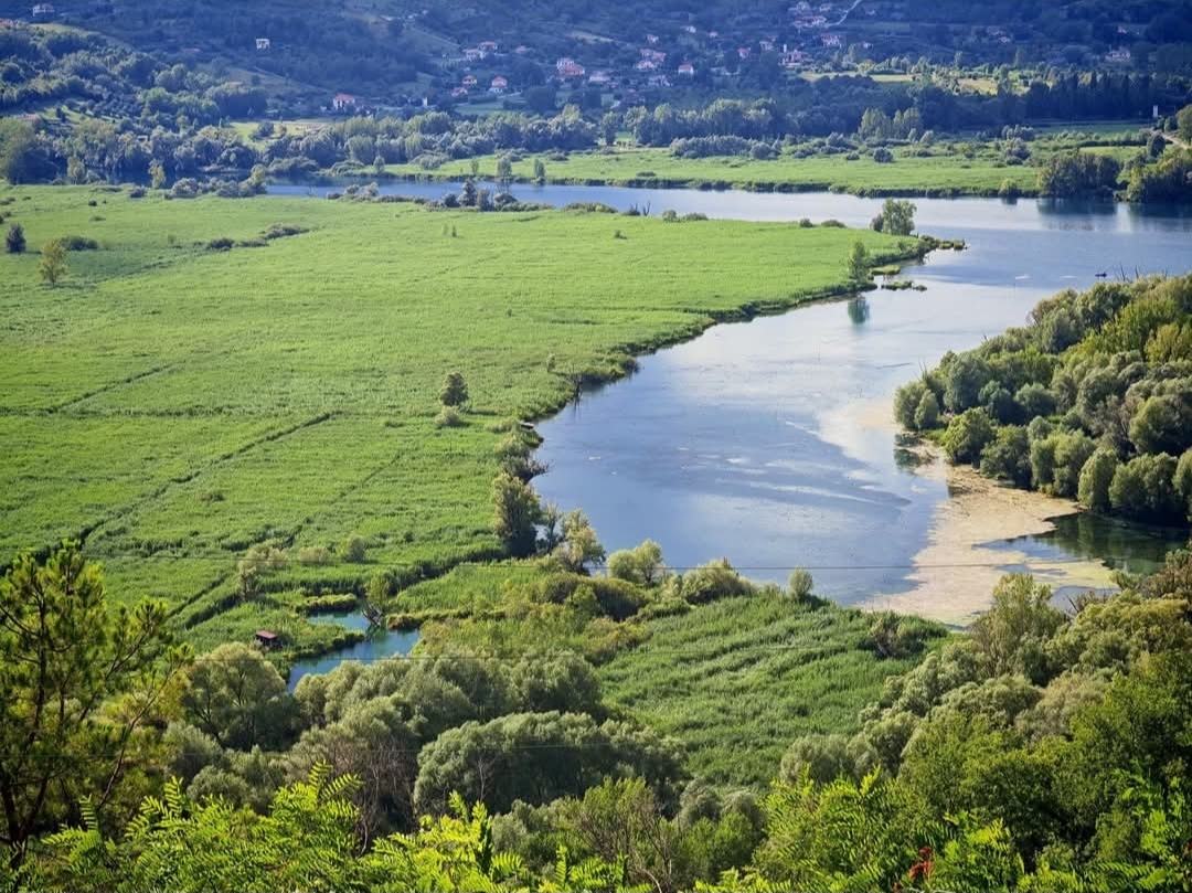 Veduta del Lago di Posta Fibreno tra i canneti e le colline