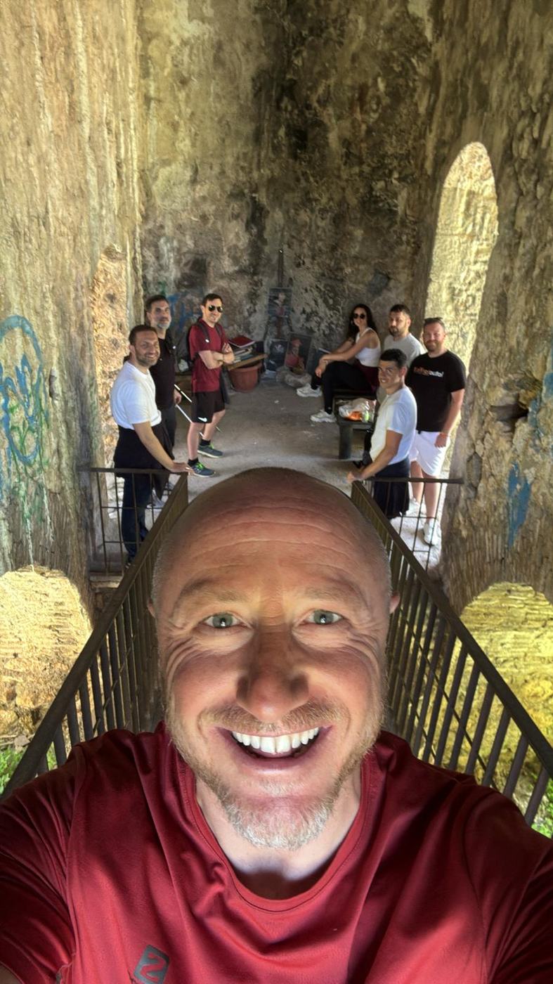 Il gruppo in visita a un sito storico