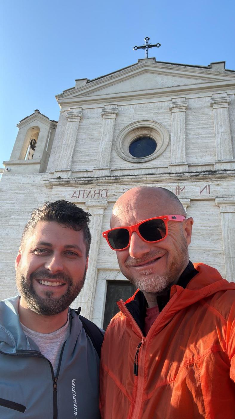 Una foto ricordo davanti a una chiesa